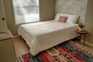 1 Mile to Texas A&M & Kyle Field - 5BD with Pingpong Table, Firepit and parking for 8 cars! - 4