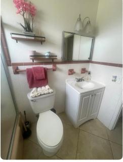 Private room with shared bathroom in Hollywood area - 2