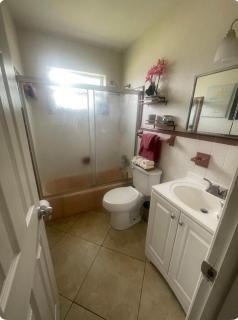 Private room with shared bathroom in Hollywood area - 1