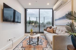 Little French Apartment With Wrap-Around Balcony - 8