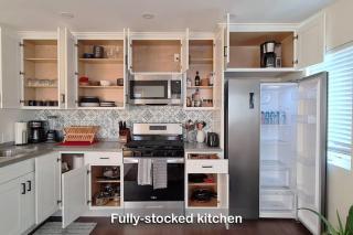 Entire Private 3-BR Home w Balcony Views 10-mins to SD Gaslamp, Downtown, Available Now - National City - 5