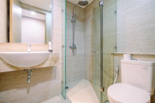 Comfort and Modern 1BR at Gold Coast Apartment By Travelio - Giacarta - 6