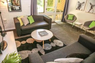 Cedar Holiday Units - Apartment 4 - Bright - 9
