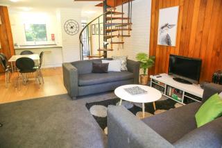 Cedar Holiday Units - Apartment 4 - Bright - 2