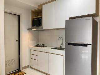 Comfortable and Spacious 1BR Tokyo Riverside PIK 2 Apartment By Travelio - Rawalembang - 3