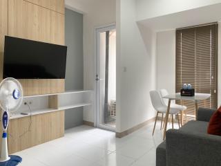 Comfortable and Spacious 1BR Tokyo Riverside PIK 2 Apartment By Travelio - Rawalembang - 5