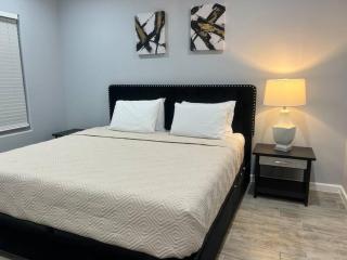 South Texas Getaway King Size & Double Queen - Brownsville - 9