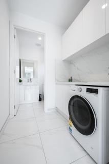 Modern Townhouse - Cafes, Shops, Bus, Freeway access - 5