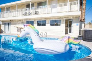 Large House, 15 Beds, Heated Pool, Hot Tub, BBQ, Close to Strip - 5