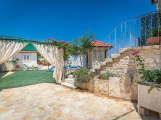 Holiday home krika -Three Bedroom Home with heated Pool and Jacuzzi - Škrip - 0