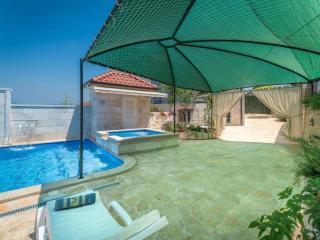 Holiday home krika -Three Bedroom Home with heated Pool and Jacuzzi - Škrip - 9
