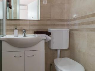 Apartment Ani - Two Bedroom Apartment with Terrace and Garden View - Banići - 2