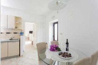 Apartments Maria Kolo ep - Two Bedroom Apartment with Terrace and Garden View - Koločep - 9