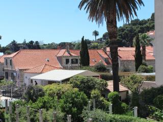 Guest House Gugily- Triple Room with Shared Bathroom and City View - Dubrovnik - 0
