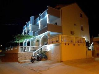 Apartments Dobrila - Two Bedroom Apartment with Terrace - A2 - Jelsa - 5