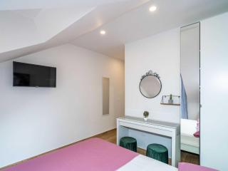 Apartment & Rooms Papa - Superior Double or Twin Room with Balcony and Partial Sea View Soba 1 - Mlini - 1