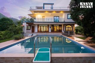 StayVista at FarmVille with Mountain View, Pool - Alībāg - 0