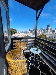 Charming 2BR Cottage with Bay and City Views-Gated Luxury Private Place - 0