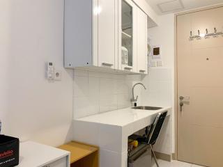Cozy and Warm Studio Tokyo Riverside PIK 2 Apartment By Travelio - Rawalembang - 6