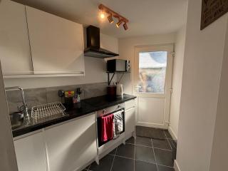 Modern & Cozy Gem - 10min to City Center - Parking - 2