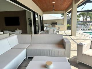Villa Twenty Two by CoralVilla - modern, pool & spa - Shell Point Village - 5