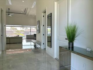 Villa Twenty Two by CoralVilla - modern, pool & spa - Shell Point Village - 4