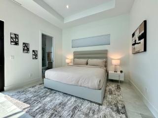Villa Twenty Two by CoralVilla - modern, pool & spa - Shell Point Village - 2