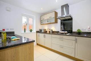Detached 4 Bed-UltraFast Wifi Garden Free Parking - 2
