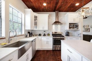 Getaway Near River Walk DT Yard BBQ Pet Games - 8