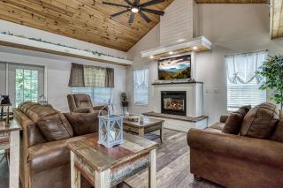 Bearskin Getaway, Hot Tub, Free Attraction Tickets, WIFI!!! - 0