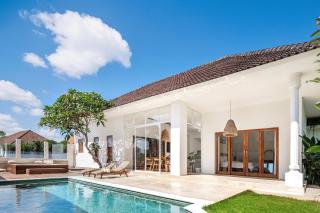 New 3BR with Jacuzzi - walking to Batu Bolong beach - Canggu - 0