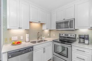 Breathtaking 2 Bedroom Condo with Ocean Views! Sleeps 5! B-2 - Myrtle Beach - 8