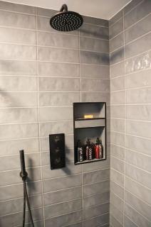 Riverfront Executive Home with Garage & Balcony Overlooking the Thames - 5