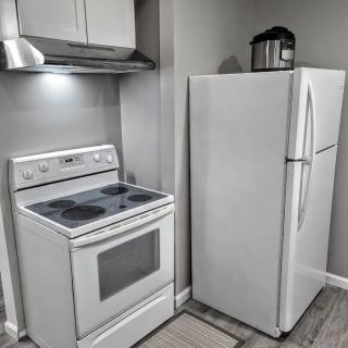 Cozy, Contemporary Haven Near Historic Downtown - 4