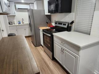 Stylish 1BR Near Heart of Town - 3