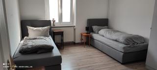 Monteurwohnung bei Würzburg bis 6 Personen mit gratis Parklätzen und Grill und WLAN 3x Schlafzimmer und Grill - Veitshöchheim - 3