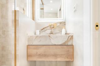 Charming apartment with private patio by REMS - 8