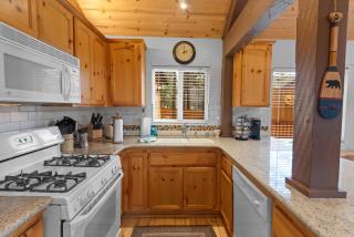 G&P Moonridge - Hot Tub, Smart TV's, Fully Fenced and Minutes to the Slopes! - Big Bear Lake - 4