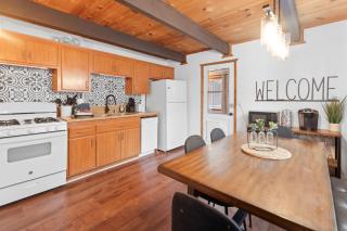 Green Leaf Lodge - Classic mountain Gambrel cabin with Hot Tub! - 7
