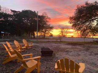 Retro by the Bay Close to Beach Eglin PetFriendly - 0