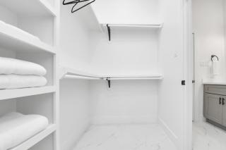 2 Homes Sleeps 18 Near Downtown Fully Gated with Parking - Houston - 4