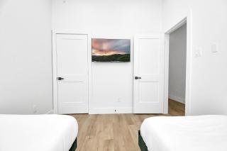 2 Homes Sleeps 18 Near Downtown Fully Gated with Parking - Houston - 2