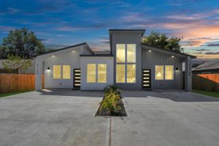 2 Homes Sleeps 18 Near Downtown Fully Gated with Parking - Houston - 7