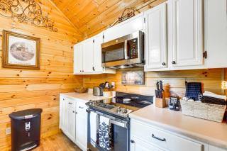 'Bear Acres Getaway' Cabin w/ Deck in Townsend! - 2