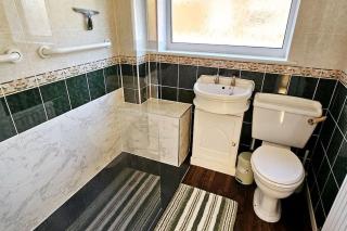 Chelmsford Comfort Retreat Spacious 4 Bedroom Sleeps 7 Free Parking - Widford - 6