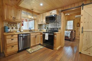 Couples Retreat Cabin w HotTub & EV Charger Bryson - 9
