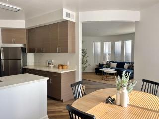 Big 3BD 2BA Apt with Pool and Gym near Venice Beach - 2