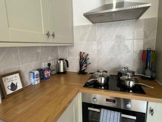 2 bedroom, Parking, Hounslow St - 3
