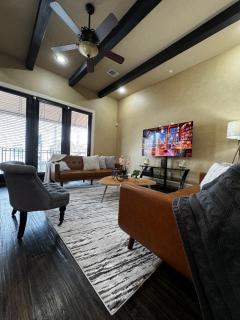 Spacious Fully equipped 4 BR Near Memorial Park - Houston - 2