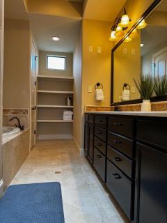 Spacious Fully equipped 4 BR Near Memorial Park - Houston - 1